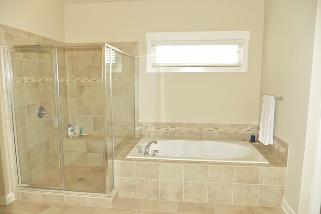 Building Photo - Beautiful, Spacious 4 bedroom 3 bath home ...