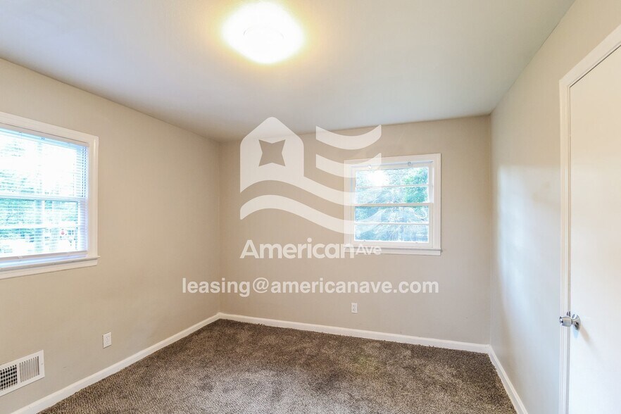 Building Photo - 215 Knodishall Dr