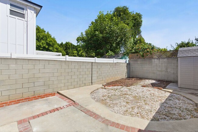Building Photo - Beautiful modern 3 Bed + 2 Bath House + Den/Office & Backyard