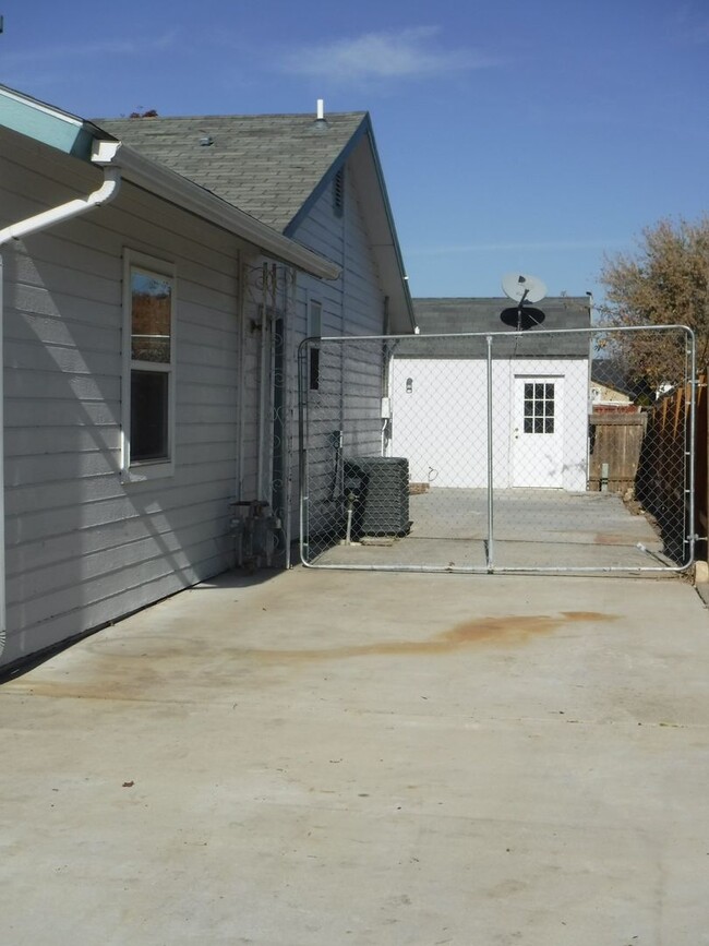 Building Photo - Charming 3 be 2 bath home on a corner lot,...