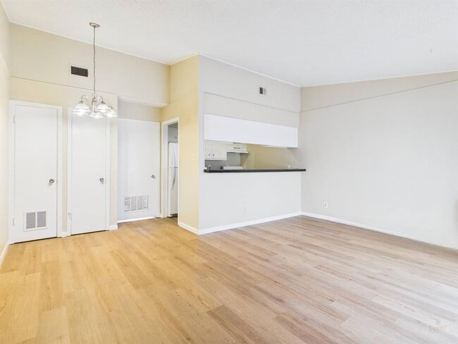 Building Photo - 616 W 51st St