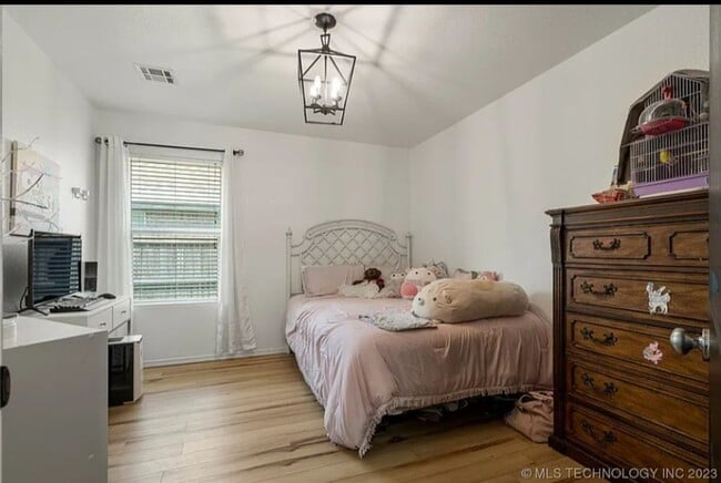Building Photo - 4 Bed 2 Bath, 3 Car Garage