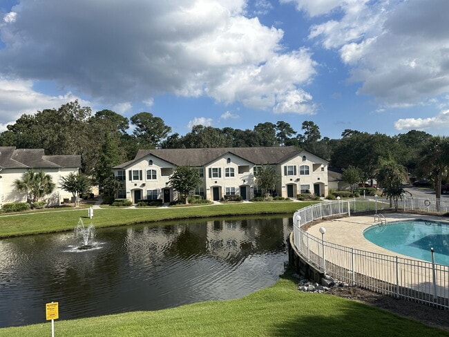 Building Photo - Two Bedroom Unfurnished Condo in Plantation Point!