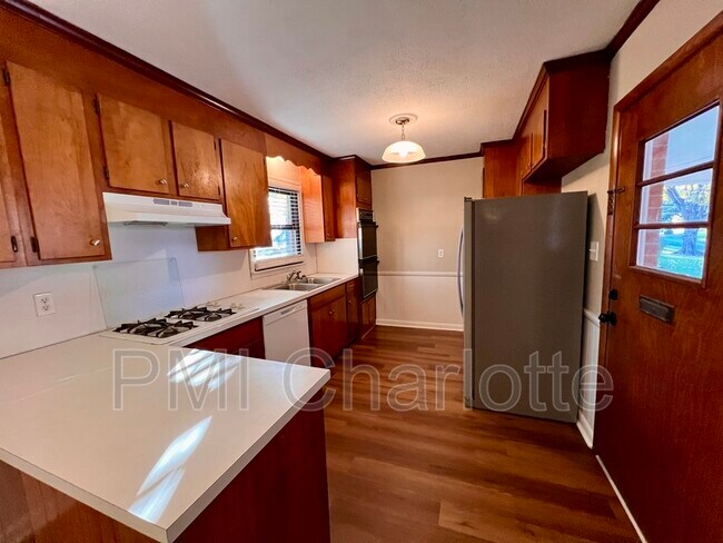 Building Photo - 528 Carolina Ave N