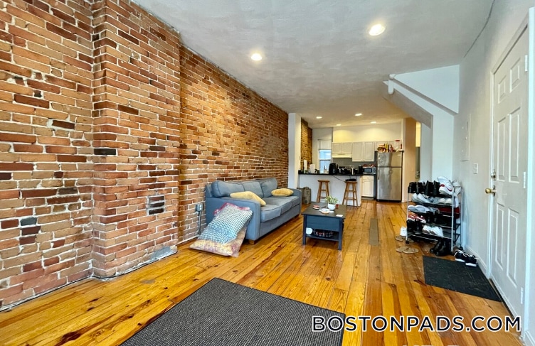 Building Photo - 216 Hemenway St