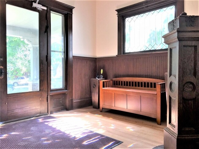 Building Photo - Large Studio in Unbeatable University Loca...