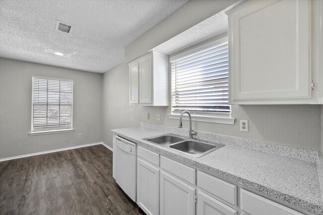 Building Photo - 606 Kings Way Dr