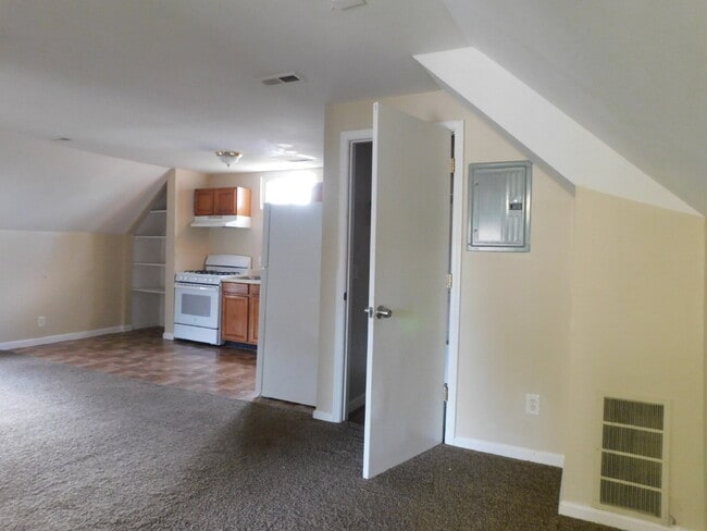 Building Photo - Private Entry Upper Unit Duplex