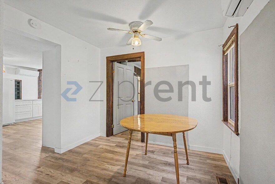 Building Photo - Unit 2