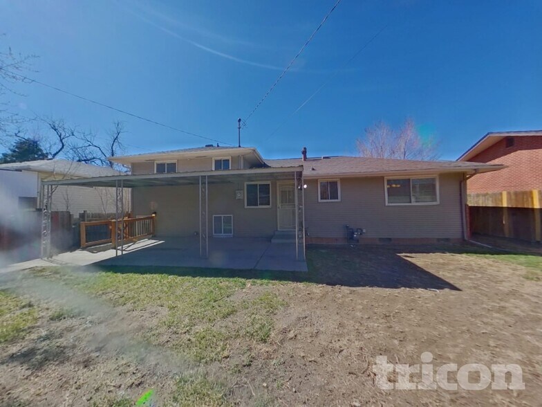 Building Photo - 2011 N Circle Dr