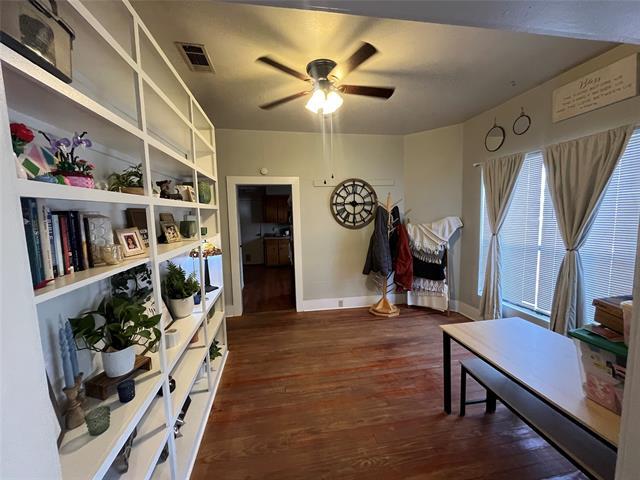 Building Photo - 684 N Graham St