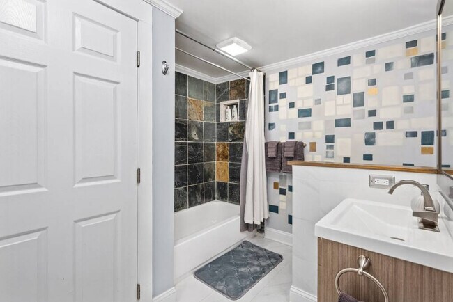 Building Photo - 657 McGruder St NE