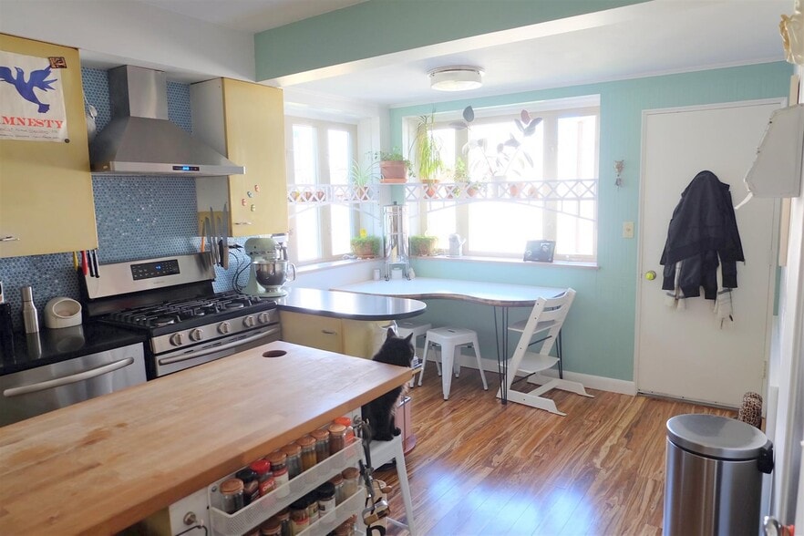 Building Photo - 63 Saunders St