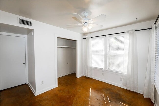 Building Photo - 1305 Lorrain St