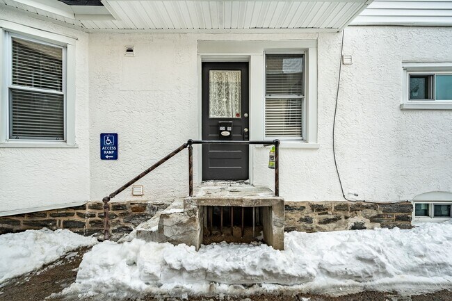 Building Photo - 324-326 Darby Rd-1R