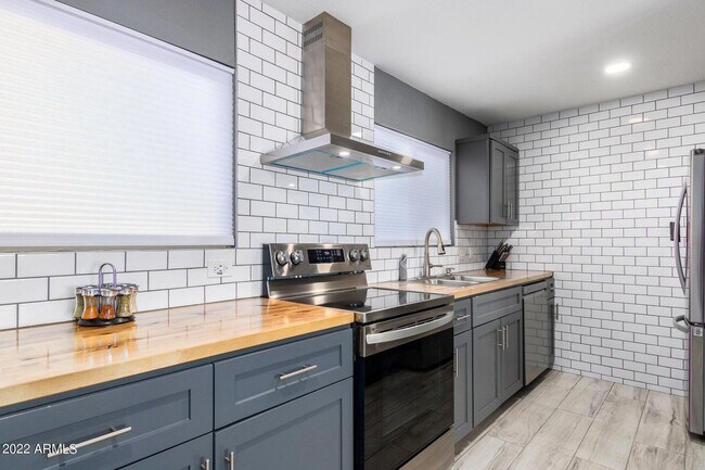 Building Photo - 1502 E Topeka Dr