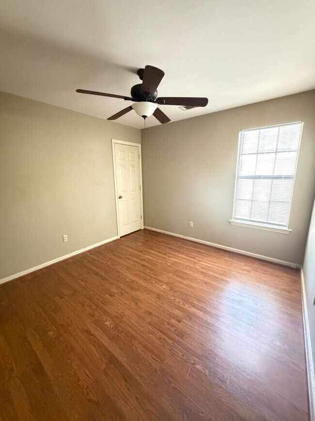 Building Photo - 102 Plumdale Dr