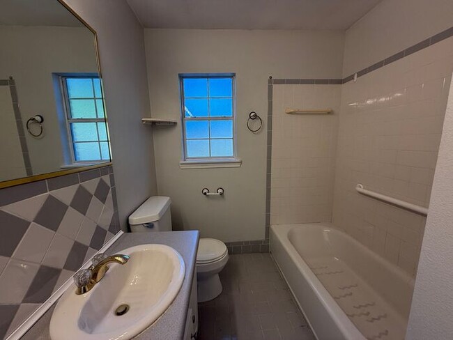 Building Photo - Gulf Breeze - 3 bedroom, 2 bathroom