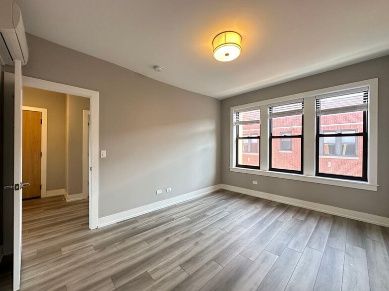 Building Photo - 3934 N Janssen Ave