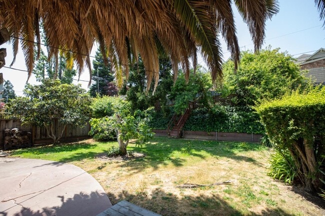 Building Photo - 1437 Cabrillo Ave