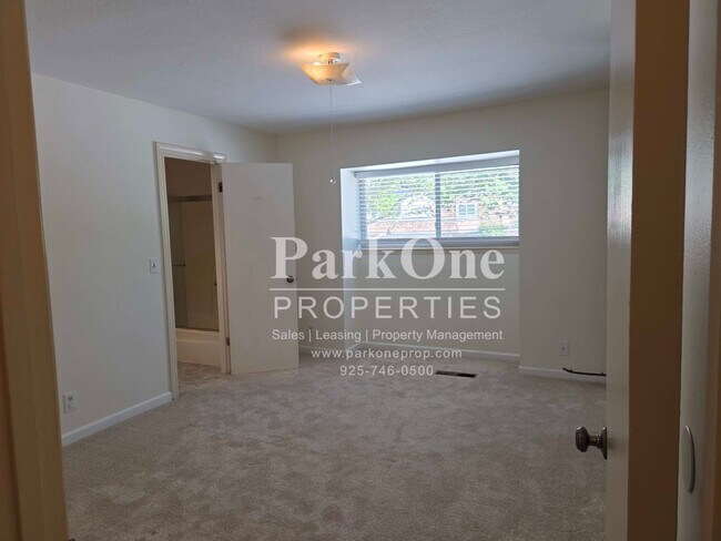 Building Photo - Cozy Skywest Townhome