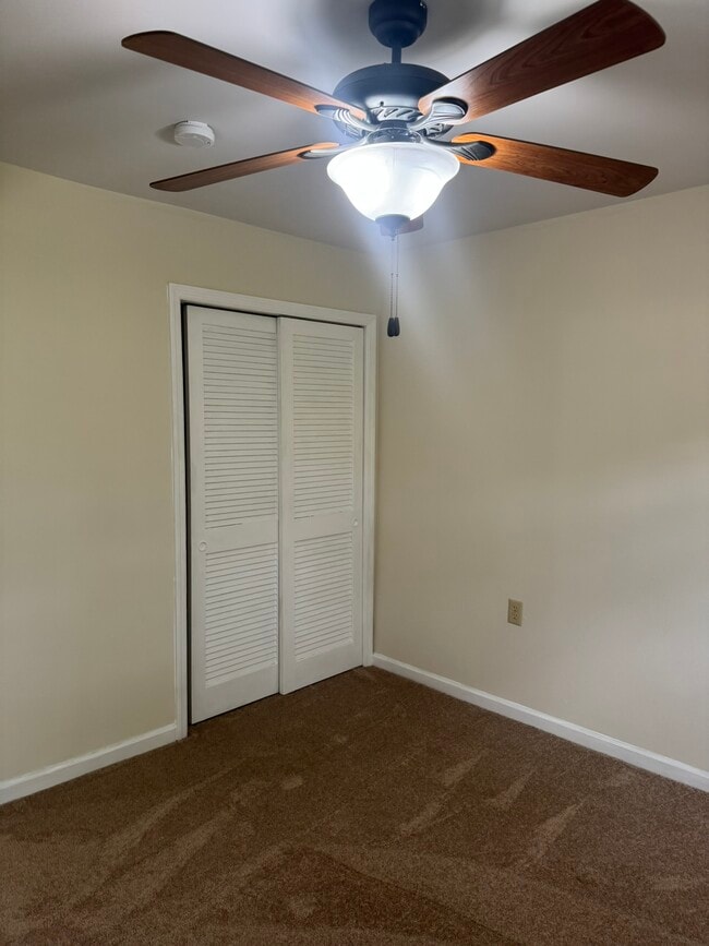 Building Photo - 369 Deer Lake Dr
