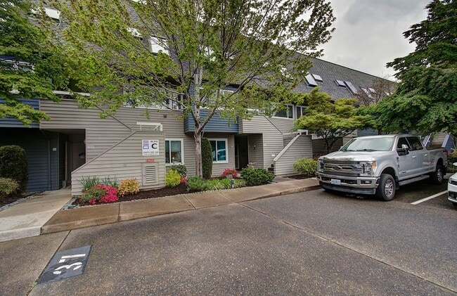 Building Photo - Bright Loft Condo with Stunning Columbia River Views