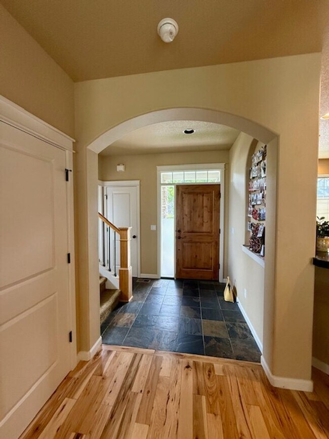 Building Photo - Spacious 3-Bedroom + Bonus Room Home in La...