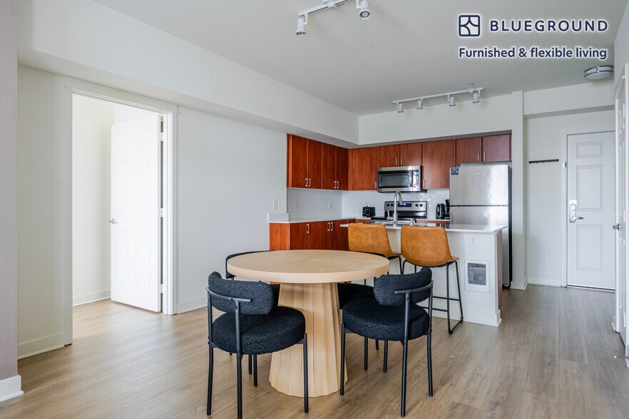 Building Photo - 11000 NE 10th St