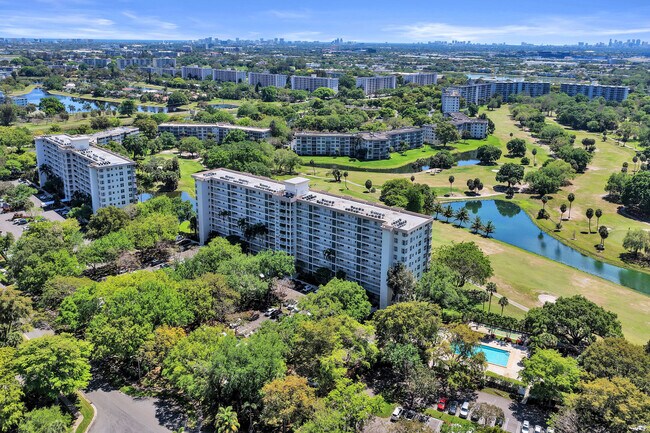 Building Photo - 3520 Oaks Way