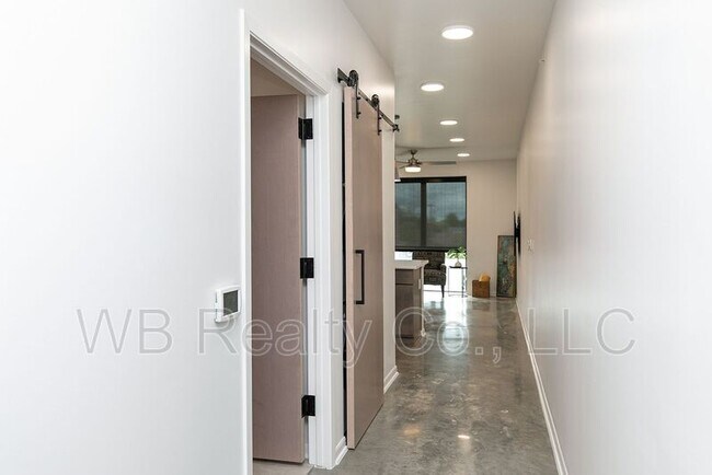 Building Photo - 315 5th St