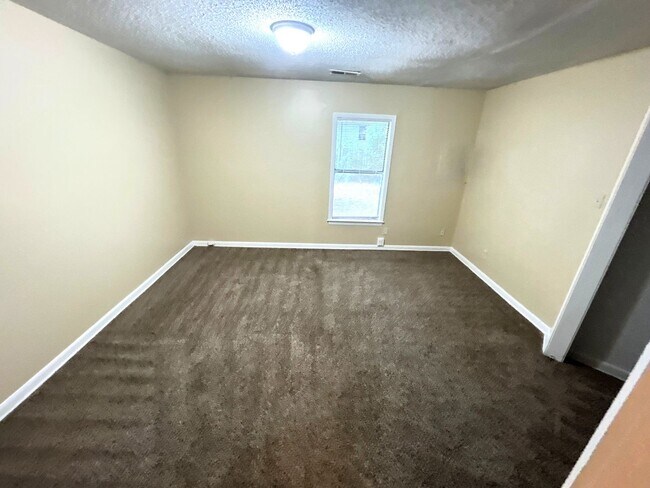 Building Photo - 1037 W Walthal Cir