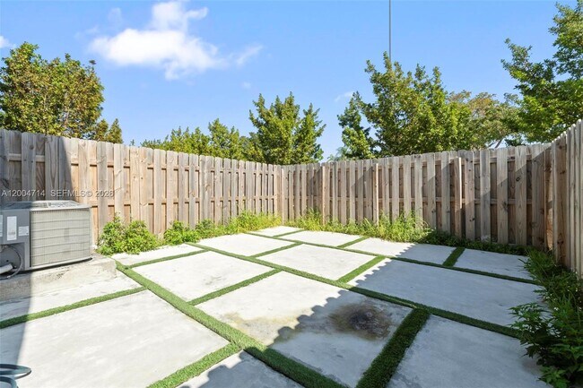 Building Photo - 20655 NE 7th Pl