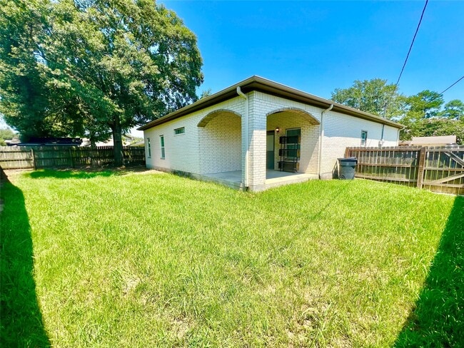 Building Photo - 216 Thorn Ridge St