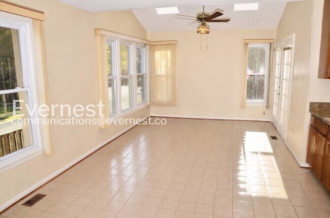 Building Photo - 4 Bed/3 Bath Townhome with Fenced Yard / Pet-Friendly / Available Soon!
