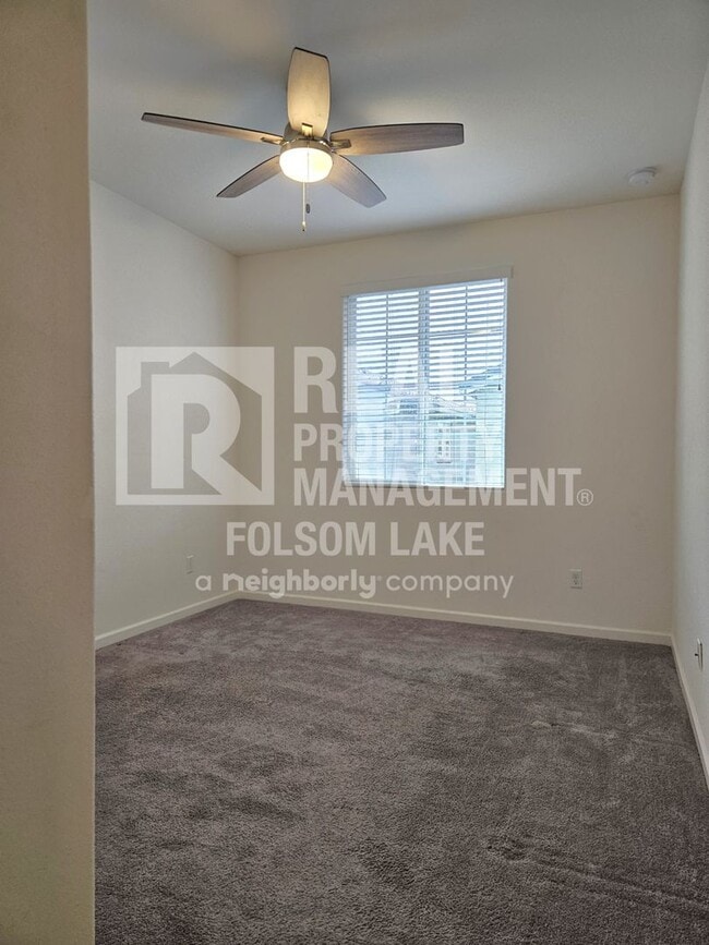 Building Photo - Spacious 3 bedroom 2.5 bath in the Westshore Lake Neighborhood