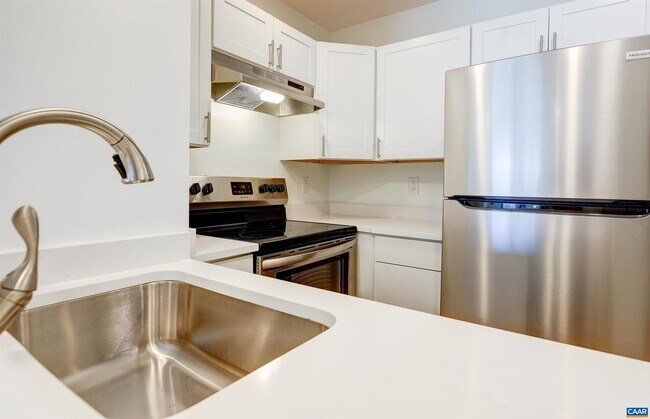 Building Photo - 1243 Cedars Ct