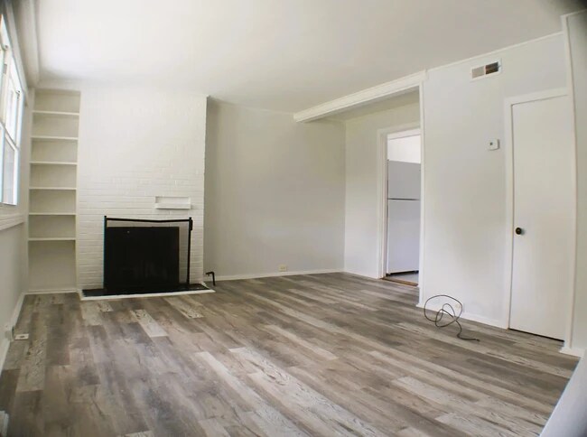 Building Photo - 318 E Fairview Rd