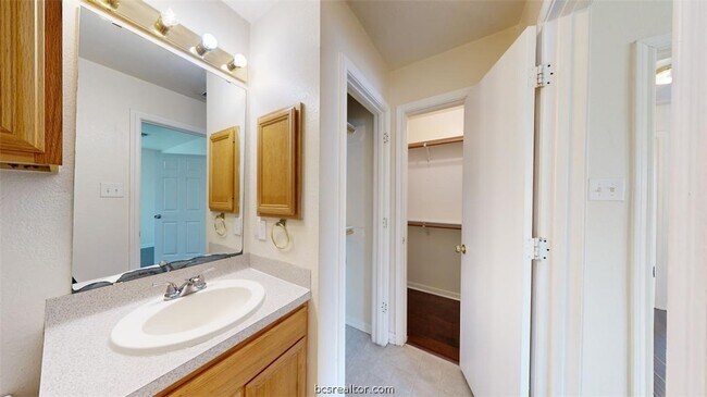 Building Photo - 915 Bougainvillea St