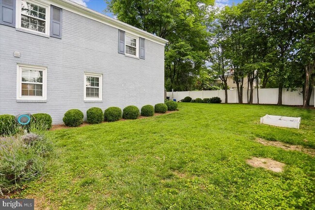 Building Photo - 3801 Denfeld Ave