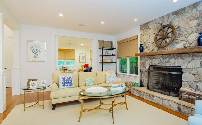 Building Photo - 43 Gansett Ln