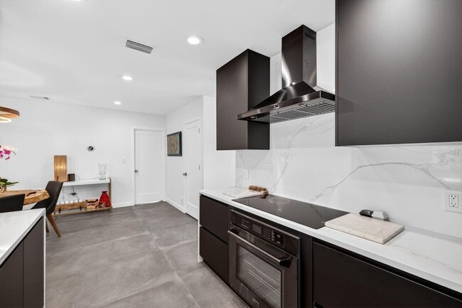 Building Photo - 2720 NE 59th St