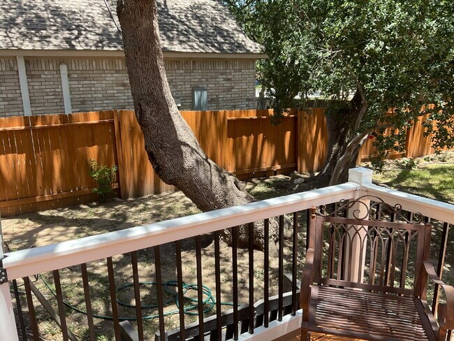 Building Photo - 4 Bedroom Oasis with Pool, Close to Milita...