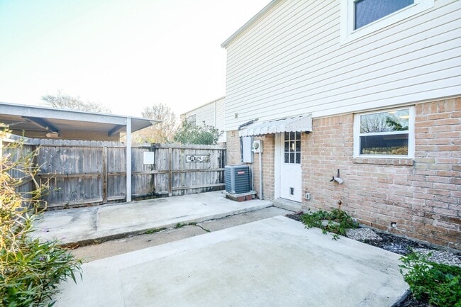 Building Photo - 8728 Wilcrest Dr