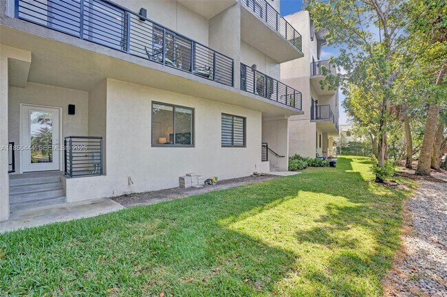 Building Photo - 516 SE 1st Cir