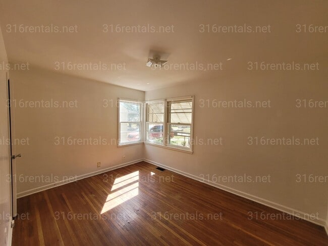 Building Photo - $1,050 - 3 bedroom/ 1 bathroom - Single Family Home