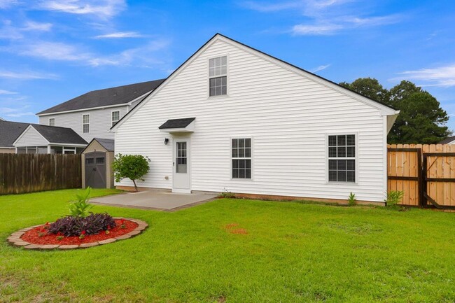 Building Photo - 5 Bedroom/ 3 Bath home in  lovely Longleaf