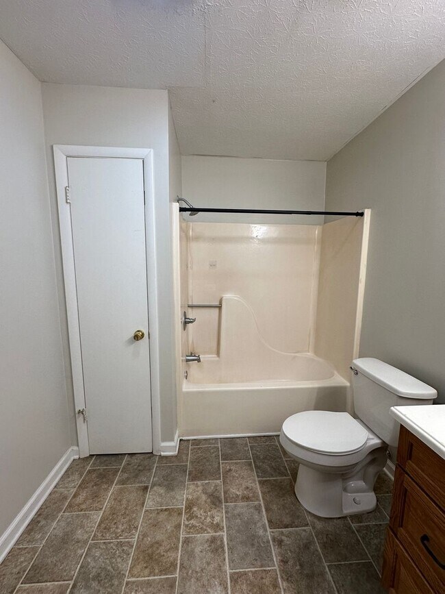 Building Photo - Beautiful and spacious 2 bed, 1 bath apart...