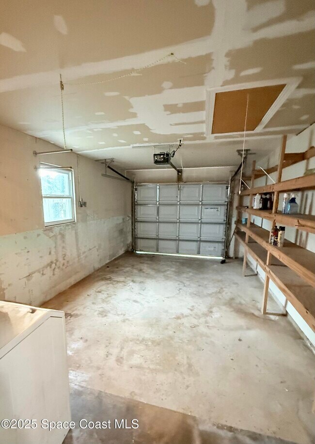 Building Photo - 320 Duet Ave