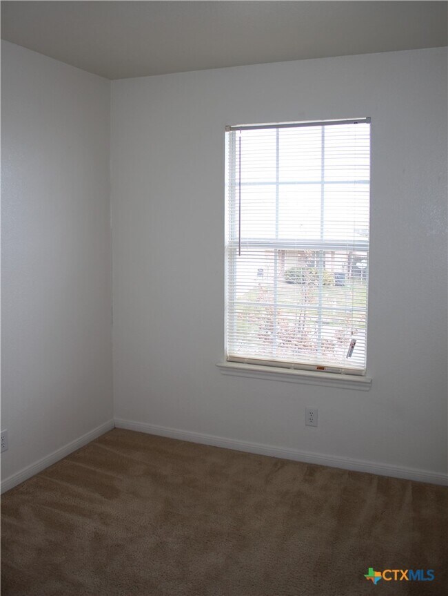 Building Photo - 1402 Chips Dr